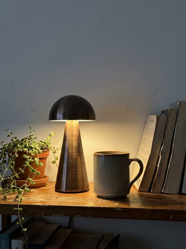 Dalfa Metal dome table lamp in a real home — mensola