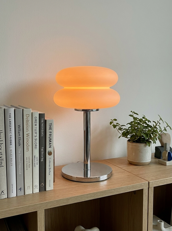 Dalfa Double disk table lamp in a real home — mensola