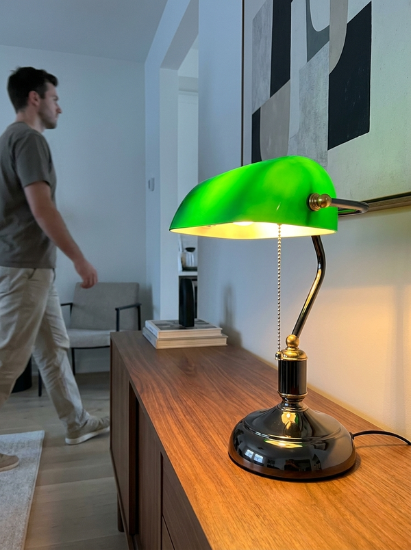 Dalfa Banker table lamp in a real home — soggiorno contemporaneo