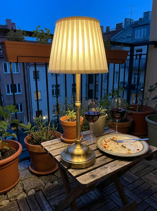 Dalfa Classic brass pleated table lamp in a real home — terrazza cena