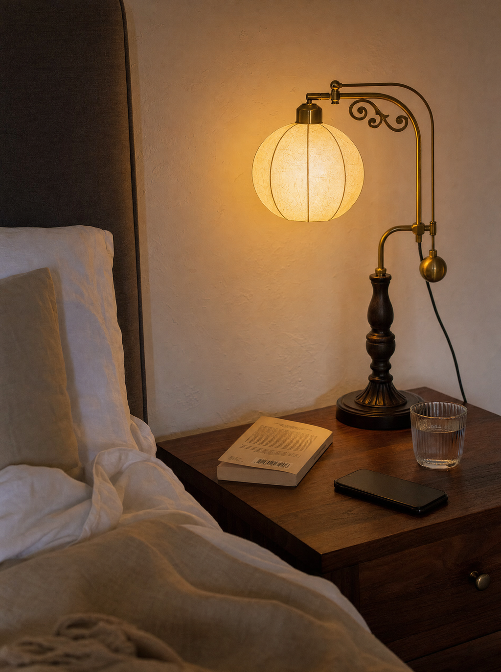 Botanical Arm brass swing-arm lamp, botanical fabric globe, dark wood base, 58 cm — on a bedside table | Dalfa CH/FR