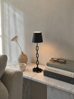 Chain Cone black iron chain lamp, conical shade, touch, USB-C cordless, 41 cm — in a gallery corner | Dalfa CH/FR