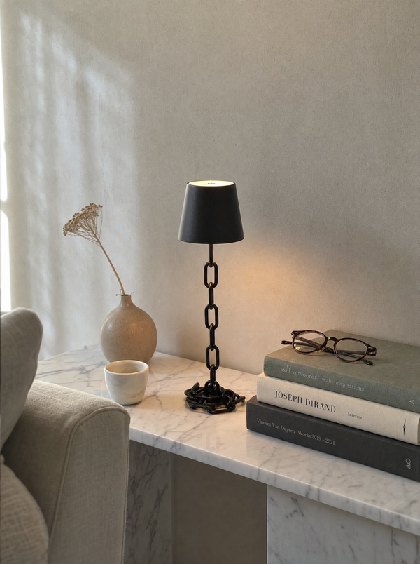 Chain Cone black iron chain lamp, conical shade, touch, USB-C cordless, 41 cm — in a gallery corner | Dalfa CH/FR
