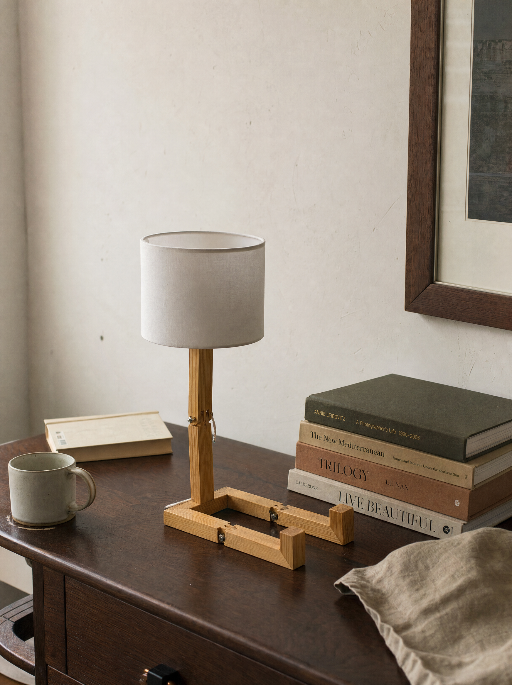 Wooden Step solid pine desk lamp, stepped base, cream drum shade, 47 cm — in a reading corner (2) | Dalfa CH/FR