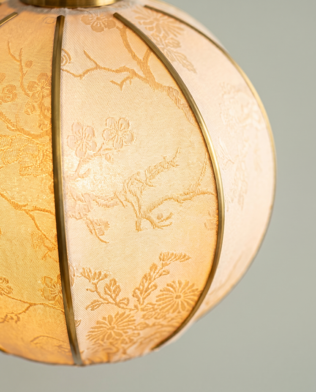 Botanical Arm brass swing-arm lamp, botanical fabric globe, dark wood base, 58 cm — top view | Dalfa CH/FR