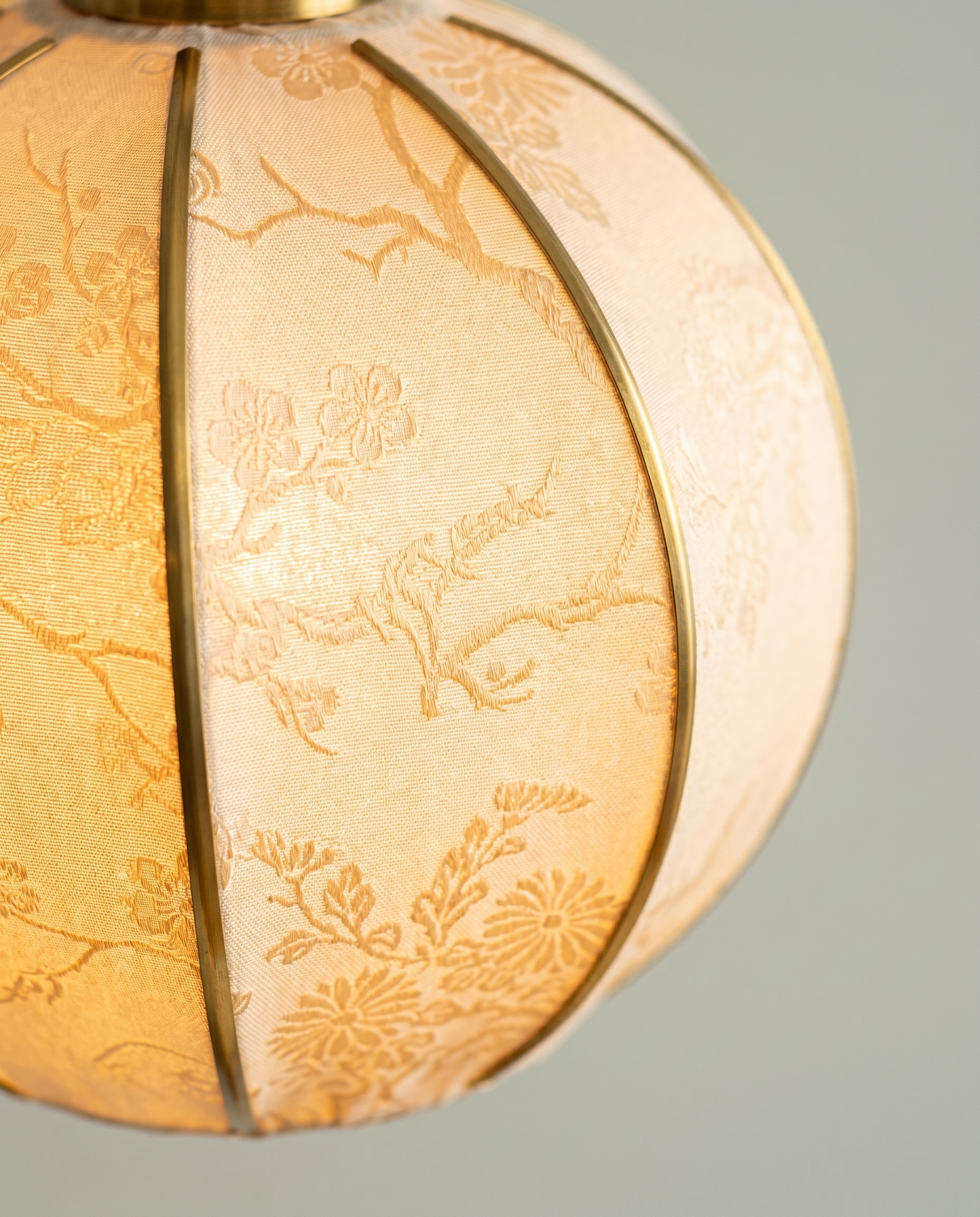 Botanical Arm brass swing-arm lamp, botanical fabric globe, dark wood base, 58 cm — top view | Dalfa CH/FR