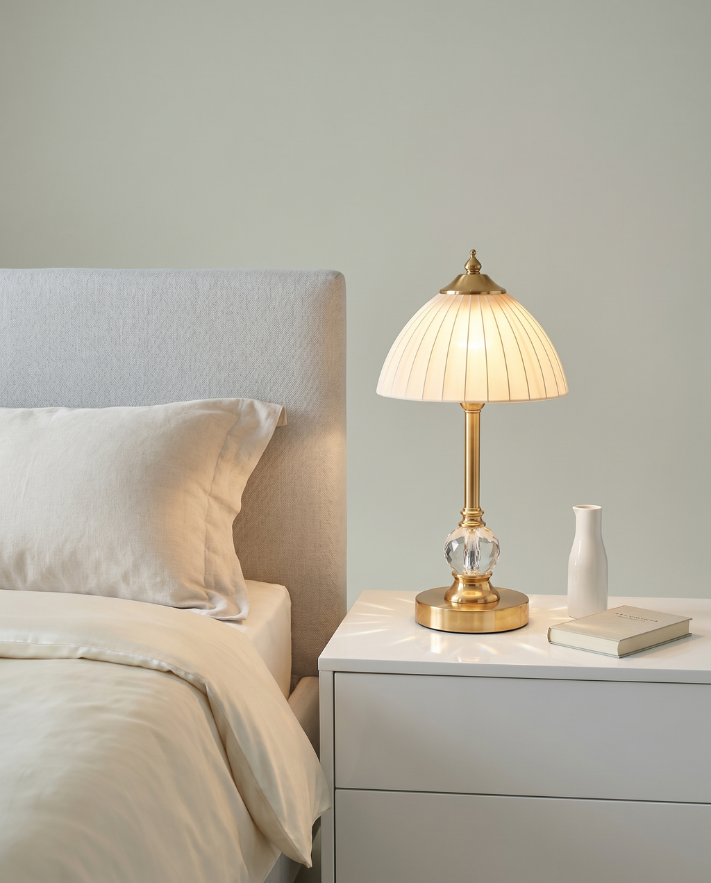Ribbed Crystal brass lamp, frosted ribbed glass shade, cut crystal stem, 31.5 cm — on a bedside table | Dalfa CH/FR