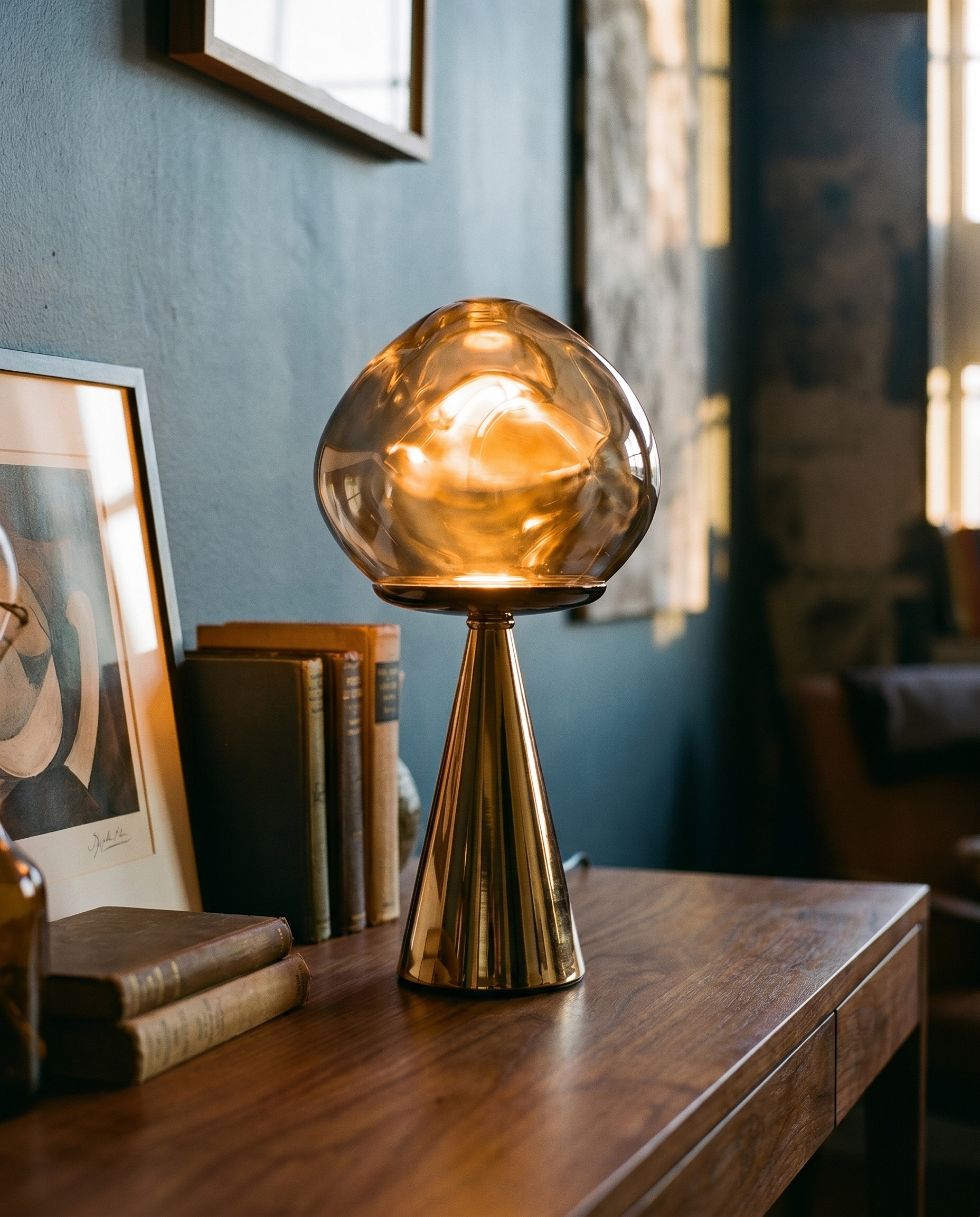 Mushroom Fumé smoked blown-glass globe lamp, golden cone base, dimmer 2700K — in an evening corner | Dalfa CH/FR
