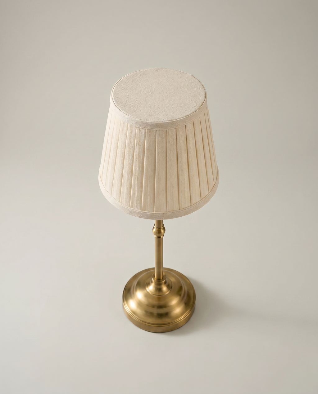 Pleated Brass cordless lamp, brass stem, pleated shade, USB-C dimmer, 40 cm — top view | Dalfa CH/FR