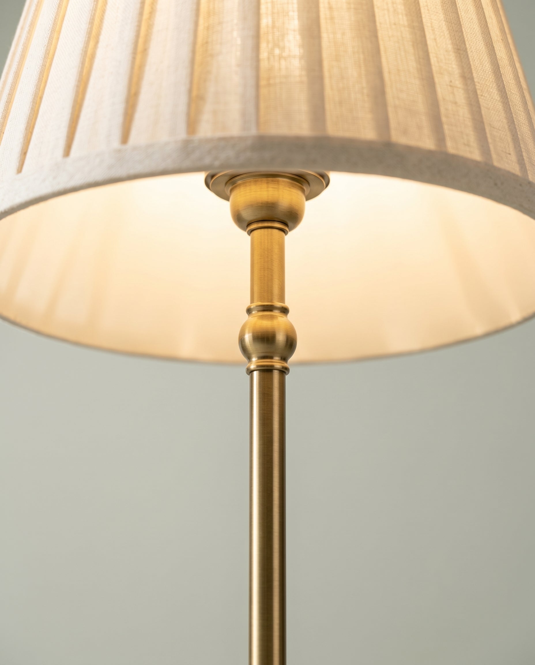 Pleated Brass cordless lamp, brass stem, pleated shade, USB-C dimmer, 40 cm — pleated shade and brass knop detail | Dalfa CH/FR