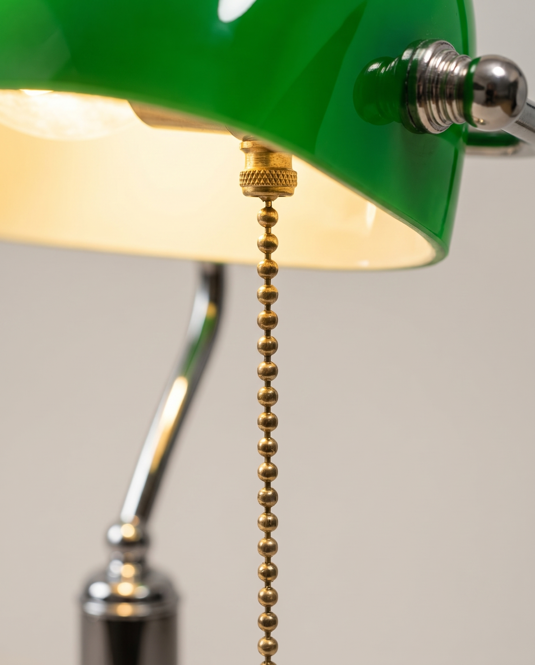 Green Banker desk lamp, emerald green glass shade, brass arm, dark chrome base — pull-chain detail | Dalfa CH/FR