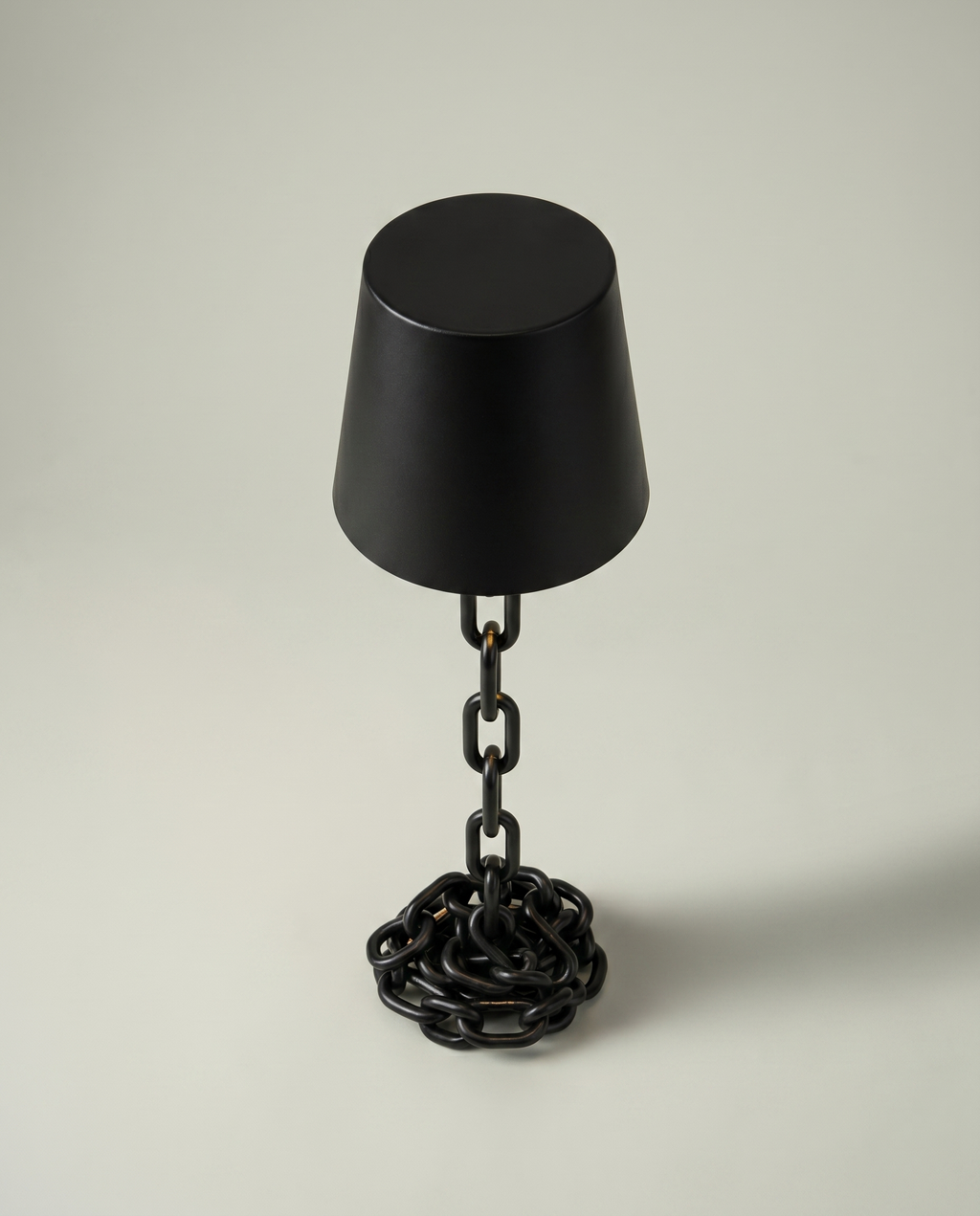Chain Cone black iron chain lamp, conical shade, touch, USB-C cordless, 41 cm — top view | Dalfa CH/FR