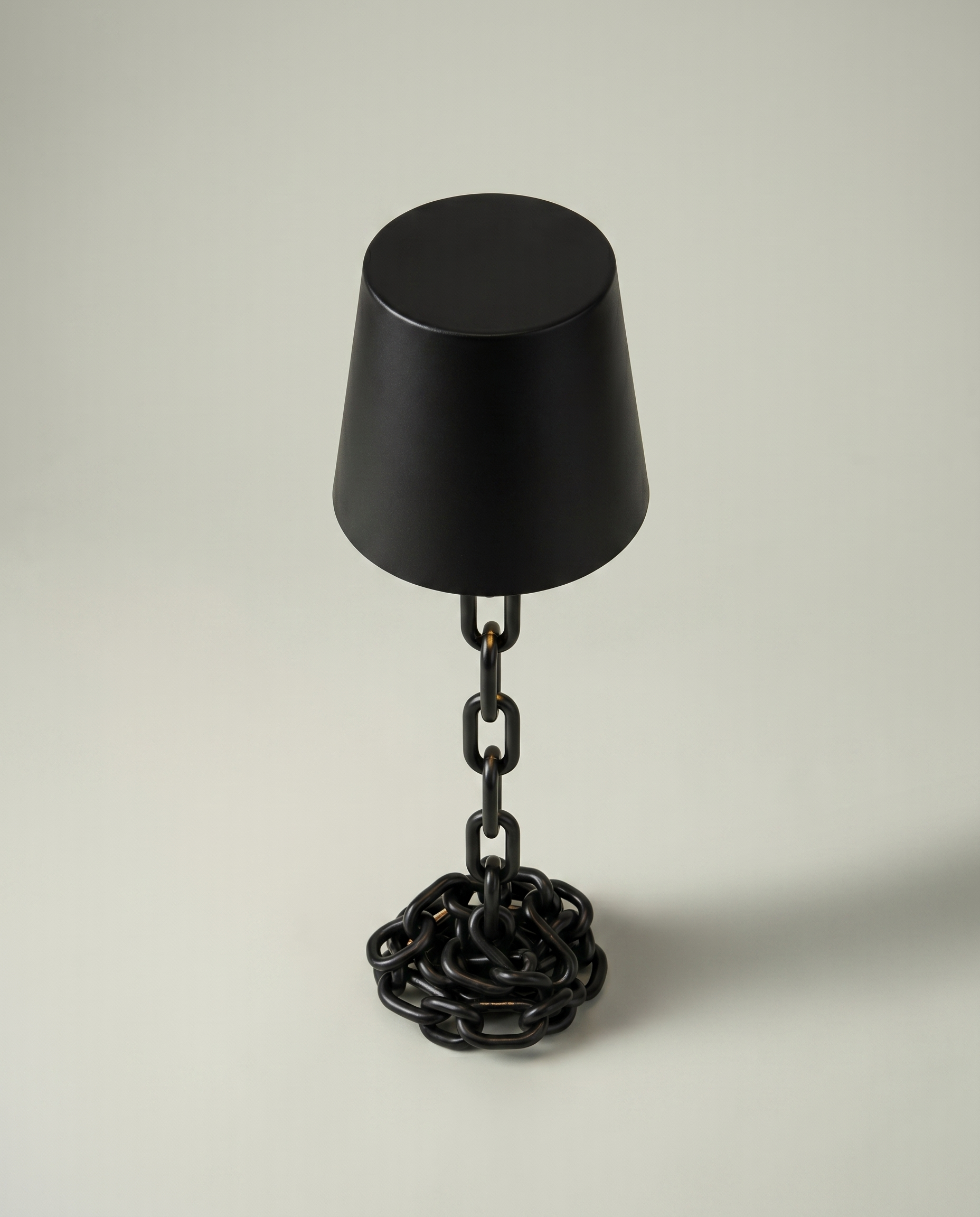 Chain Cone black iron chain lamp, conical shade, touch, USB-C cordless, 41 cm — top view | Dalfa CH/FR