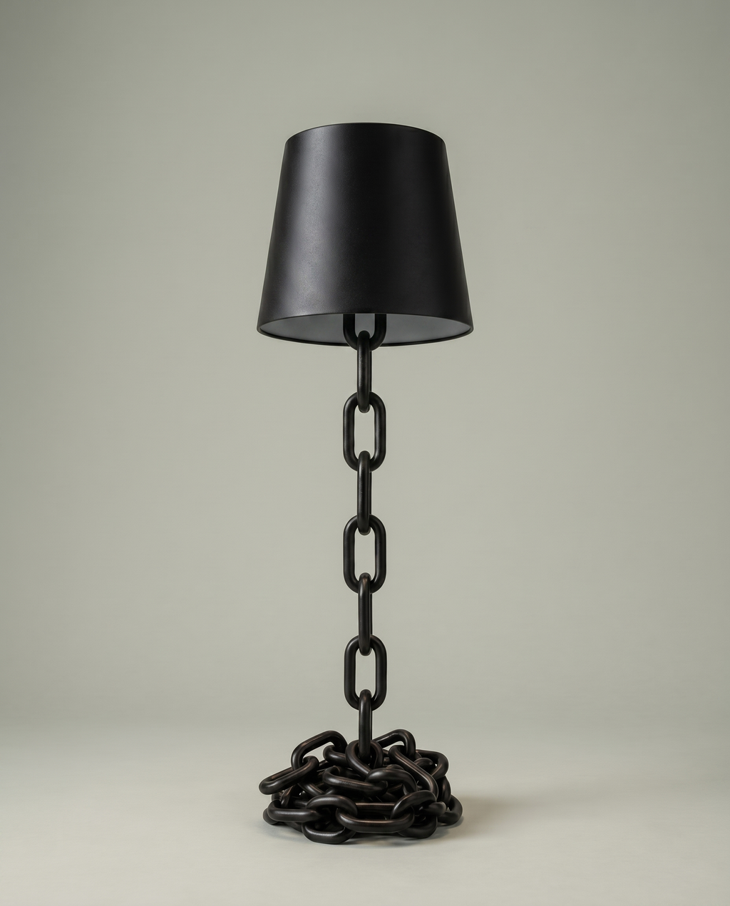 Chain Cone black iron chain lamp, conical shade, touch, USB-C cordless, 41 cm — off, studio shot | Dalfa CH/FR