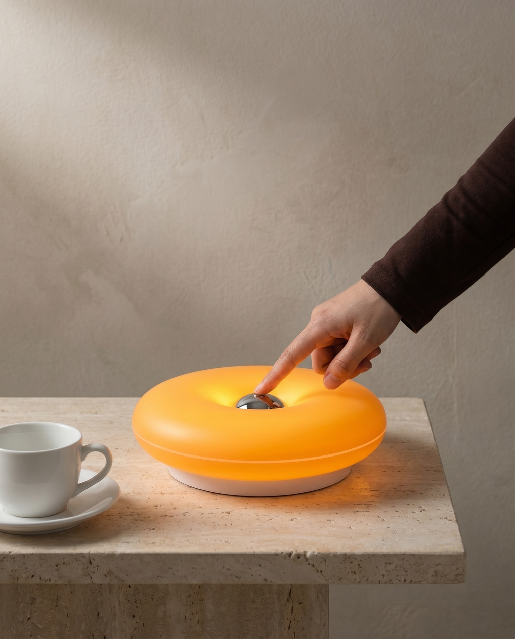Donut Glow donut-shaped silicone table lamp, touch dimmer, USB rechargeable — in use, fingertip on the touch button | Dalfa CH/FR