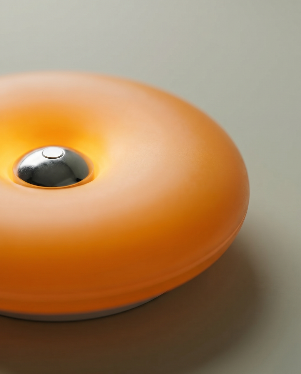 Donut Glow donut-shaped silicone table lamp, touch dimmer, USB rechargeable — touch button and glow detail | Dalfa CH/FR