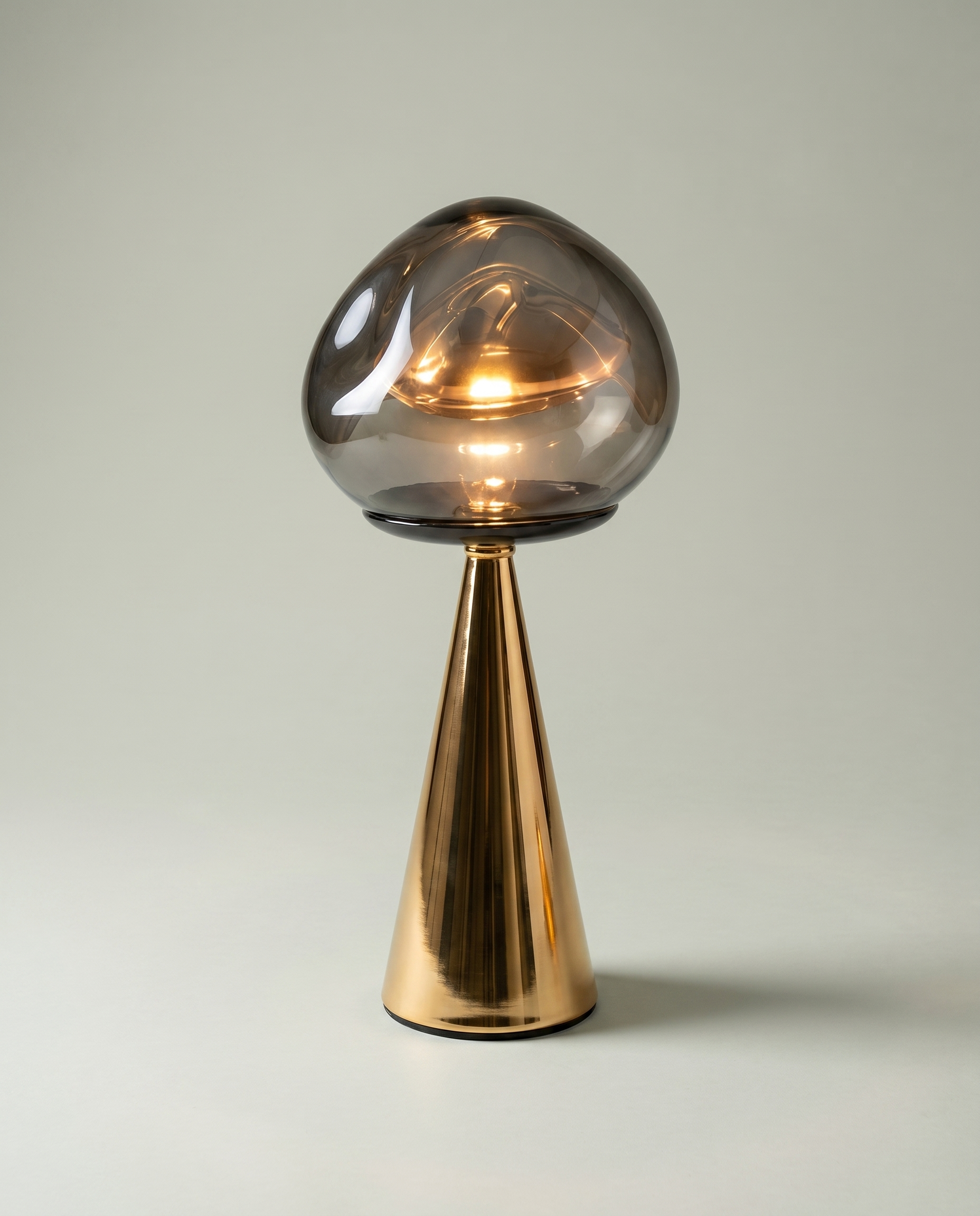 Mushroom Fumé smoked blown-glass globe lamp, golden cone base, dimmer 2700K — lit hero shot | Dalfa CH/FR