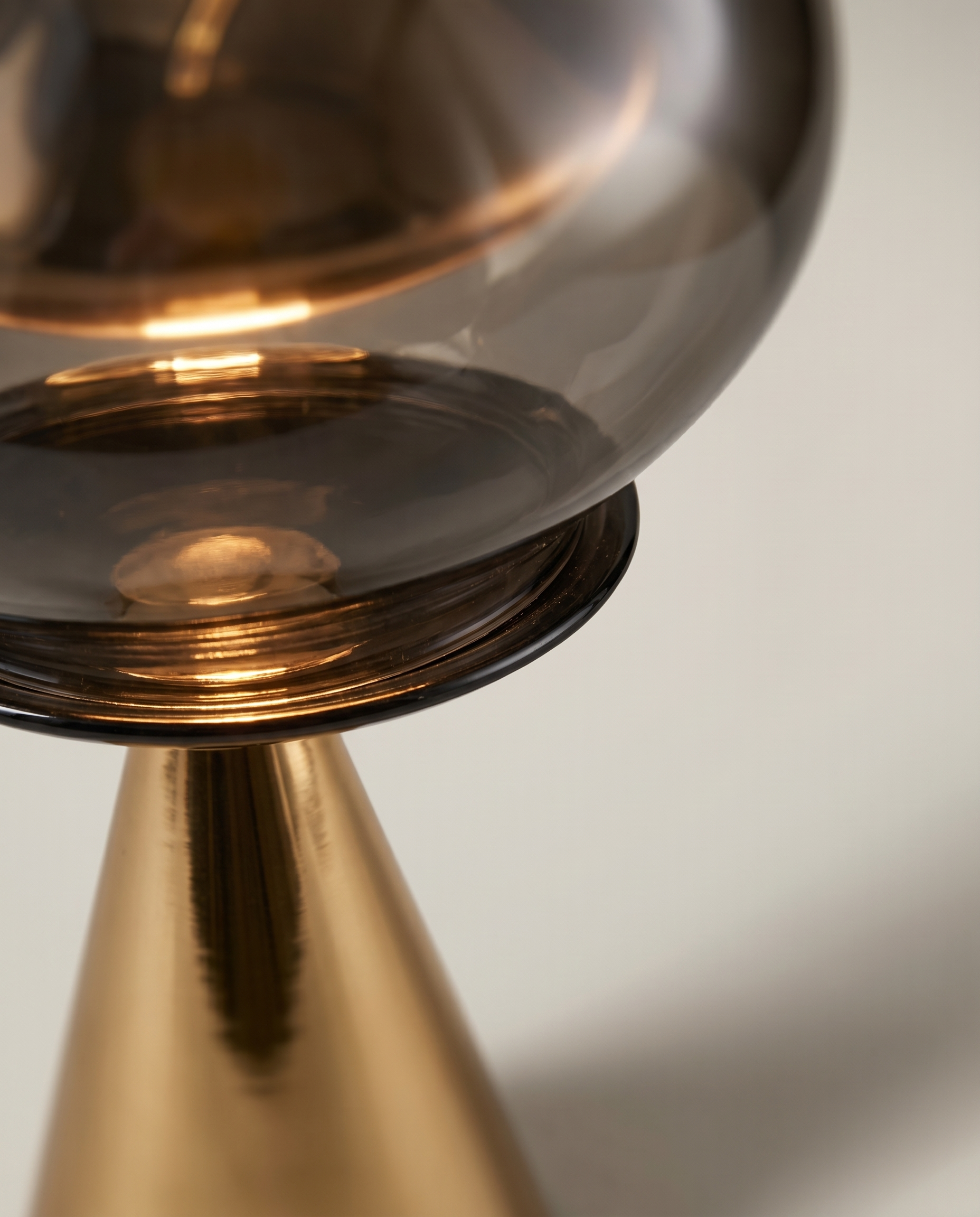Mushroom Fumé smoked blown-glass globe lamp, golden cone base, dimmer 2700K — globe and gold base junction detail | Dalfa CH/FR