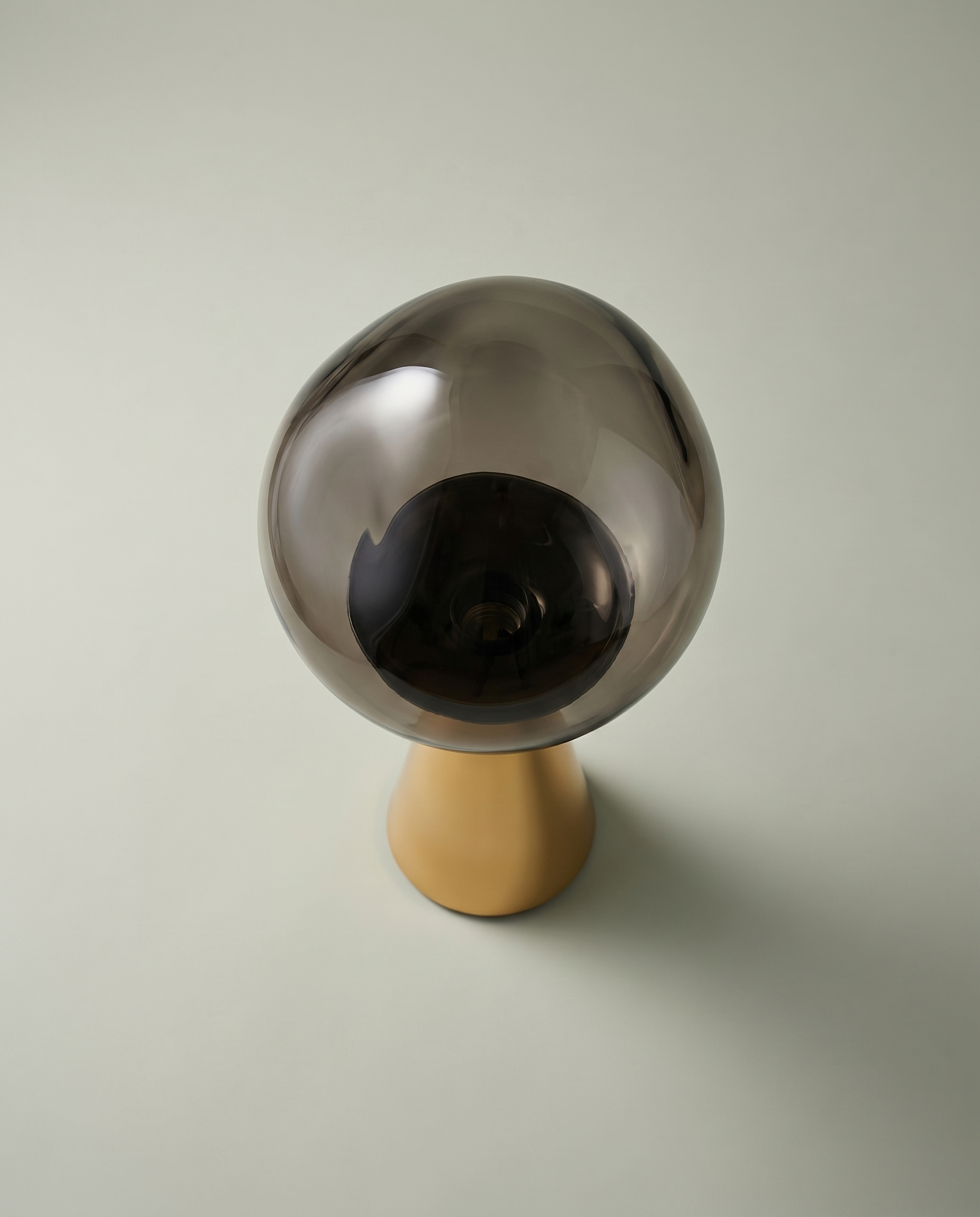 Mushroom Fumé smoked blown-glass globe lamp, golden cone base, dimmer 2700K — top view | Dalfa CH/FR