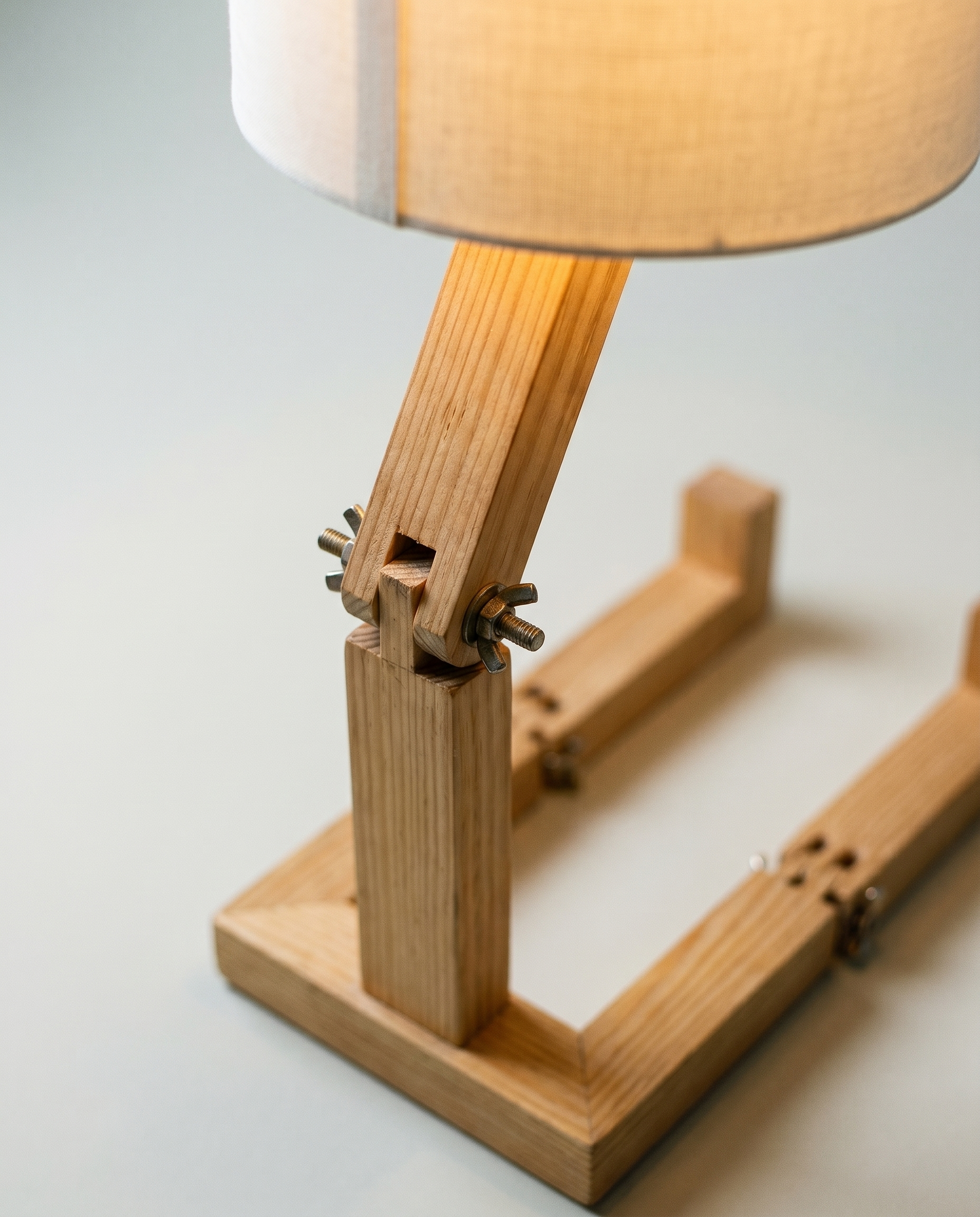 Wooden Step solid pine desk lamp, stepped base, cream drum shade, 47 cm — bolted pine joint detail | Dalfa CH/FR