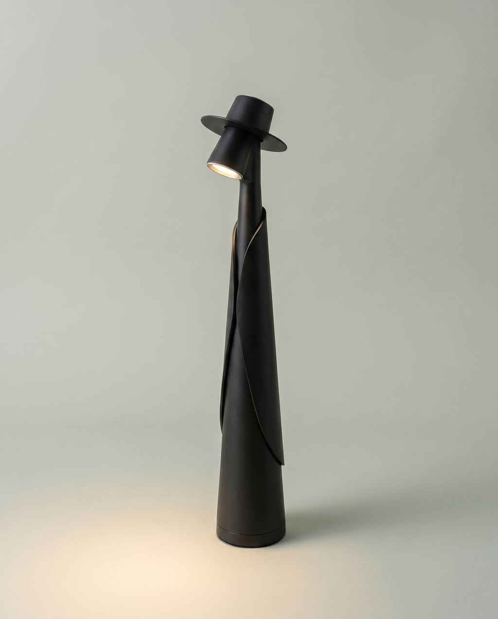Matte black figure table lamp with hat spotlight lit, touch switch, USB-C, ~28 cm — studio hero | Dalfa CH/FR