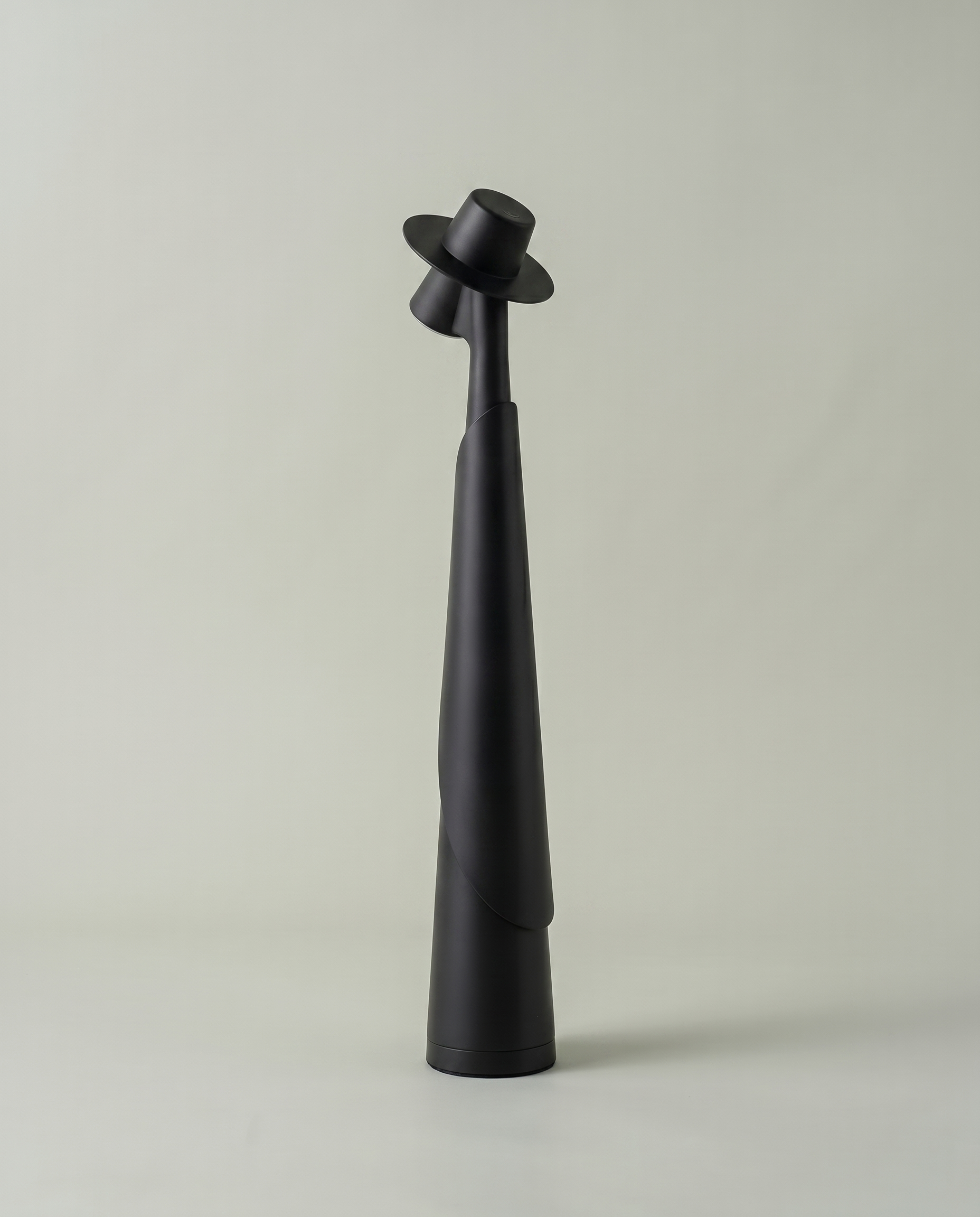 Matte black sculptural figure lamp, unlit silhouette, cordless USB-C, ~28 cm — studio | Dalfa CH/FR