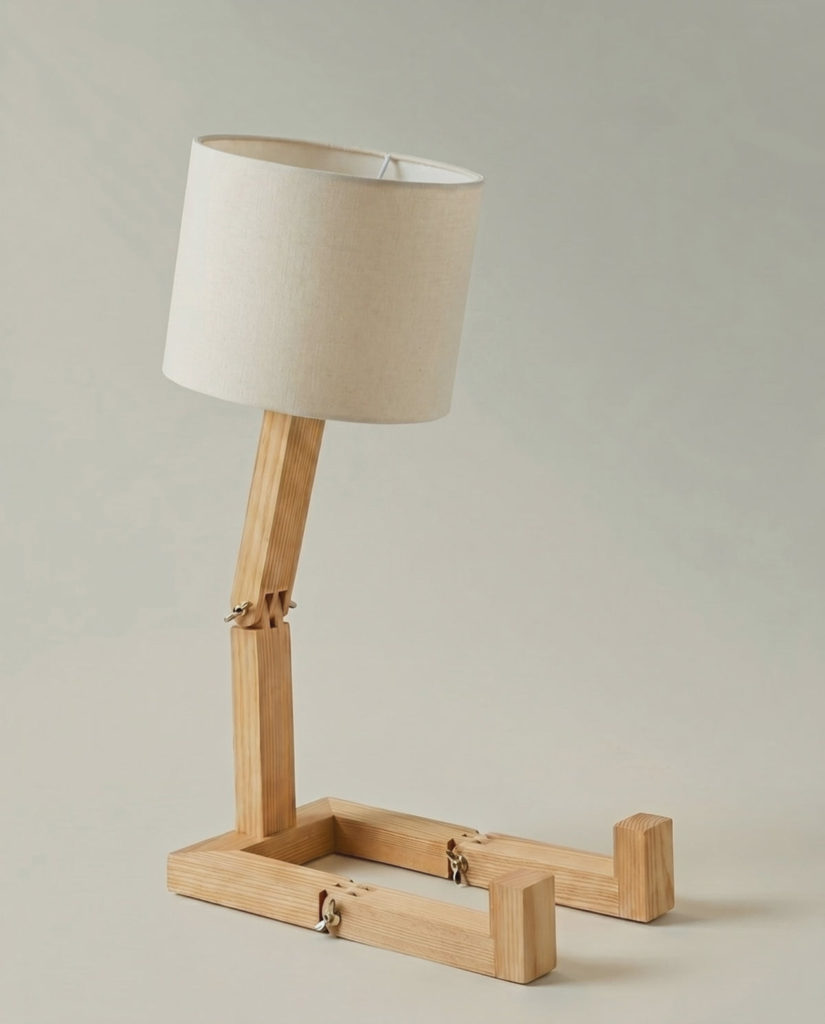 Man Of Light, lampada da scrivania in pino massiccio — accensione, luce calda 2700K | Dalfa Concept